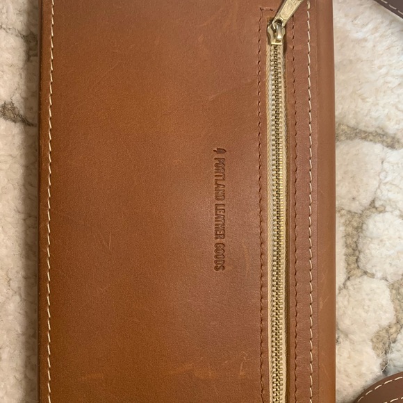 Portland, leather Crossbody - Picture 5 of 12